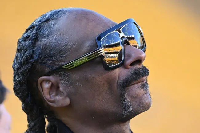 Oct 6, 2024; Pittsburgh, Pennsylvania, USA; Snoop Dogg visits the field before a game between the Pittsburgh Steelers and the Dallas Cowboys at Acrisure Stadium. © Barry Reeger-Imagn Images
