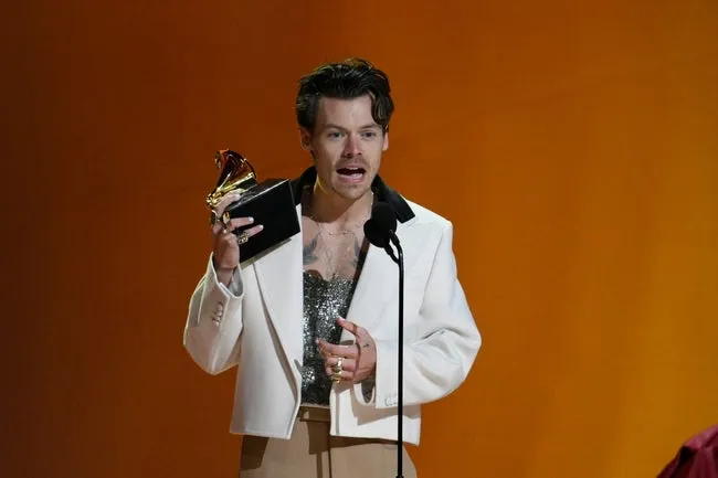 Harry Styles accepts the award for best pop vocal album for    Harry's House   .

Xxx Grammys2023 17234843 Dcb Jpg E Ent Usa Ca